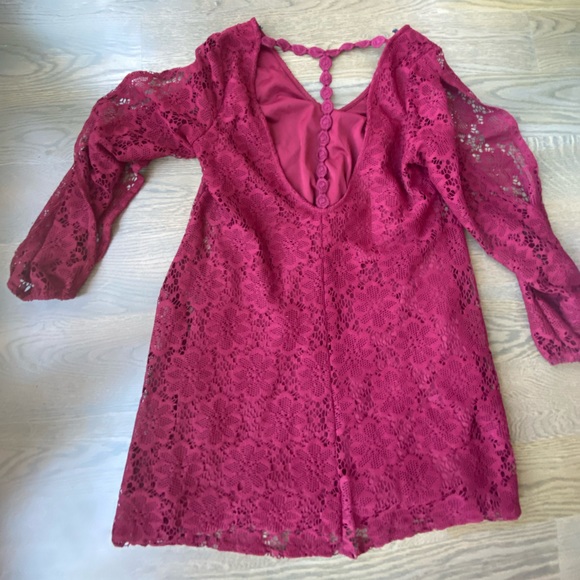 Such a darling lace dress with slit sleeves - Picture 2 of 3